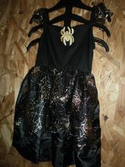 Карнавальный костюм ведьмочки на Хеллоуин.